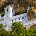 Ni ne pomišljajte da dođete ovako obučeni u manastir Ostrog: Ako ste žensko, na hodočašće obavezno ponesite jednu stvar