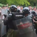 Guranje sa žandarmerijom u Zaječaru: Tenzije ispred zgrade Skupštine grada, demonstranti gađaju policiju jajima (video)