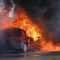 Novosađanki zapalili automobil i pobegli! Policija odmah uhapsila petoricu mladića iz Bačke Palanke, evo za šta se terete