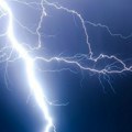 Nestvarni prizori iz Hrvatske Grom razdvojio put na Pelješcu (video)