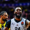 "Ako neko pokuša da nas dotakne - dobiće odgovor!" Sramotna poruka iz Fenerbahčea posle skandaloznih scena navijača na meču sa…