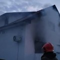 (Foto) Drama u cik zore na Čukarici: Vatra zahvatila krov kuće, vatrogasci spasili ljude u poslednjem trenutku