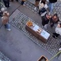 Ljudi čekaju u redovima ispod zgrade: Picu im spuštaju direktno sa balkona
