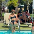 Kad se okrenula i pokazala pozadinu, svi zanemeli! Uslikali smo poznatu pevačicu na bazenu u Budvi: Crni bikini joj stoji…