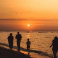 (Video) Juče evakuacija, danas turisti na plaži Evo kako izgleda Siviri nakon velikog požara