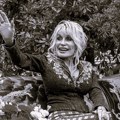 Tramp naredio da se u čast Doli Parton zastave spuste na pola koplja nedelju dana