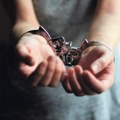 Saznajemo: 19-godišnjak sa maloletnicima iznuđivao 30.000 evra od vršnjaka zbog ranijih uvreda, uhapšen po nalogu VJT u…
