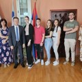 Đacima generacije Ivani i Raji po 300 KM: Tradicionalni prijem za maturante u Ugljeviku