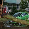 Stravične posledice oluje koja je razorila Hrvatsku: Povređeno najmanje sedam osoba, traga se za muškarcem nestalim u moru