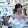 Centrom grada hodala sa plakatom "tražim muža" Milenin potez usijao društvene mreže: Momci su u strahu