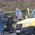 Šokantan snimak tuče u saobraćaju u Beogradu: Nije im dao da se uključe, oni izvukli palice i počeli da ga tuku na ulici…