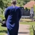 "Elektro pop" Snimak pravoslavnog sveštenika zapalio mreže: Vozi električni trotinet na groblju (video)