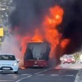 (FOTO/VIDEO) Zapalio se autobus u toku vožnje u naselju Železnik