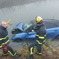 Automobil probio ogradu i sleteo u kanal u Slavoniji: "Vozača su našli u kući"