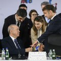 "Diplomatski stisak" srednjeg prsta: Mreže bruje o pozdravu Erdogana i Makrona VIDEO