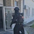 Uhapšeni razbojnici u Beogradu: Pljačkaš koji je s nožem ušao u kladionicu i oteo pare odmah sve priznao!