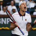 Šapovalov izveo nemoguće: „Tweener“ u skoku (VIDEO)