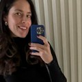 Njen izgled greje! Ana Ivanović u ultra kratkom šorcu, prošetala gole butine po zimi, gore zakopčana do grla
