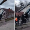 Дарко гледао ТВ када је ауто "слетео" на кров куће: Детаљи бизарне несреће код Ћуприја (Видео)
