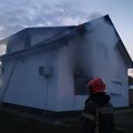 Drama na Čukarici: Izbio požar na krovu kuće, vatrogasci spasili dvoje ljudi (foto)