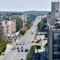 Drama na Varadinskom mostu: Nepoznata osoba preti da će skočiti u Dunav u Novom Sadu, saobraćaj u prekidu
