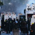 VIDEO: Druga noć nereda u Severnoj Irskoj, policija upotrebila vodene topove