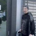 Lepa Lukić prvi put u javnosti nakon što je pala u prodavnici: Jedva se kreće, priznala da je sama skinula gips (video)