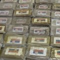U Italiji zaplenjeno oko 800 kilograma kokaina, na velikom broju paketa zastava Srbije (VIDEO)