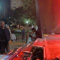 Dok drugi uživaju u koncertu on čita