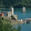 (VIDEO) Srušen hotel "Jezero" na Gazivodama uz obezbeđenje Kosovske policije, na licu mesta Euleks i Kfor