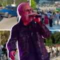 Evo šta smo zatekli ispred Koševa! Tapkaroši na svakom ćošku, stigla vojska, a evo koliko košta voda