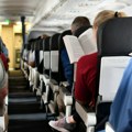 Zašto ustajanje u avionu pre otvaranja vrata može da bude rizično