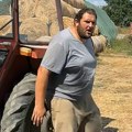 "Negde na Balkanu" čovek podigao zadnji deo traktora golim rukama: Snimak usijao mreže!