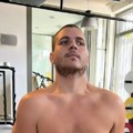 Viktor Živojinović se skinuo i pokazao telo nakon što je smršao 36 kg Brenin sin se hvali mišićima u teretani dok diže…