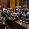 Još nije počelo zasedanje Skupštine, a vlast maltretira opoziciju i šalje policiju na njih: Priča o pretresu u parlamentu…