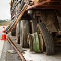 Voz prepolovio kamion, vozač za dlaku izbegao smrt: Ovaj snimak ledi krv u žilama