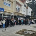 Vaspitači ispred filijale poštanske štedionice u Leposaviću: Zbog odluke o ukidanju dinara na rubu su egzistencije