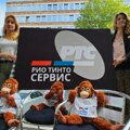 Savo Manojlović postavio ispred zgrade RTS tri plišana majmuna: Da li je RTS servis građana ili Rio Tinta?
