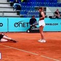 Drama teniserke koja je pokazivala nage grudi: Kolabirala na meču nakon direktnog pogotka u glavu