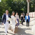 Poznati stižu na venčanje Dragane Kosjerine! Sve oči uprte u stajling voditeljke Slagalice, a njega definitivno niko nije…