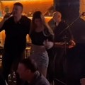 (Video) Popela se na binu i poljubila slobu pred svima: Ovako je Jelena Radanović čestitala mužu srpsku Novu godinu - Kamera…