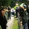 Kula: Zapaljen transparent, policijski kordon i dva skupa na malom prostoru