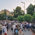 Novosađani ispred Jovine gimnazije: Protest zbog "Ćaci" grafita na ogradi