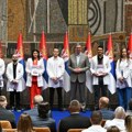 „Ne pristajte da budete prosečni“: Vučić uručio ugovore o radu najboljim diplomcima medicine i svršenim đacima medicinskih…
