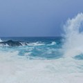 Mini cunami pogodio popularnu plažu: Ima povređene dece, kupači bačeni na stene, kamera sve snimila