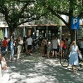Novosađani ispred Suda: Čekaju saslušanja uhapšenih mladića (FOTO i VIDEO)