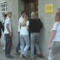 Roditelji, nastavnici i učenici ispred Pete beogradske gimnazije, protest zbog odmazde nad prosvetnim radnicima