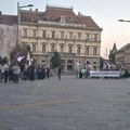 „Aco Srbije“ naspram „lopovi“ i „ćaci policija“: U Zrenjaninu građani sačekali povorku skupa protiv blokada (FOTO)…