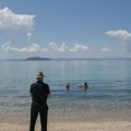 Srbi osuli paljbu po roditeljima devojčice iz Beograda koju je na plaži u Grčkoj ujeo vuk, evo gde su tada bili roditelji i o…