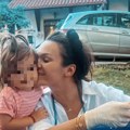 (Foto) pevačica stavila kecelju i pravi ajvar: Ćerka Emili se ne odvaja od Tamare, pomaže joj dok pravi zimnicu